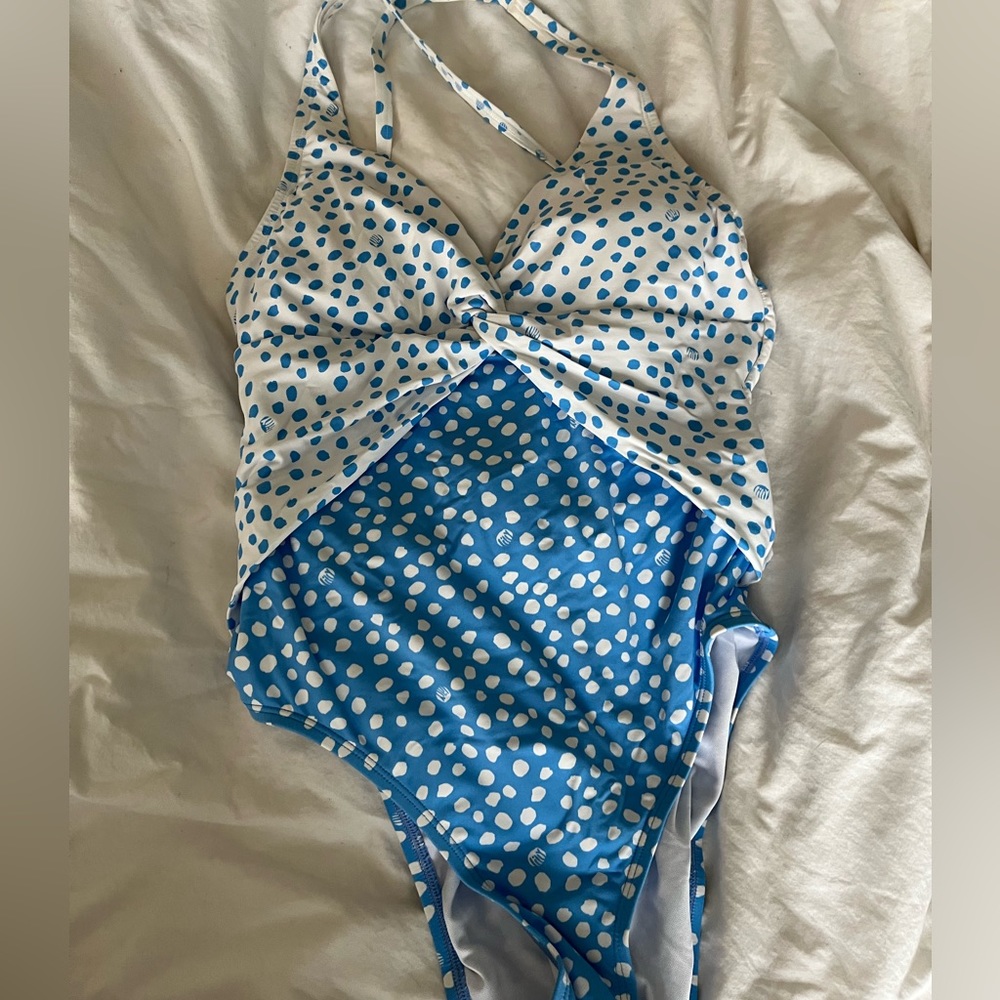Lilly Pulitzer Malvie Zanzibar Blue Lilly Dot swimsuit, worn once. EUC size 8